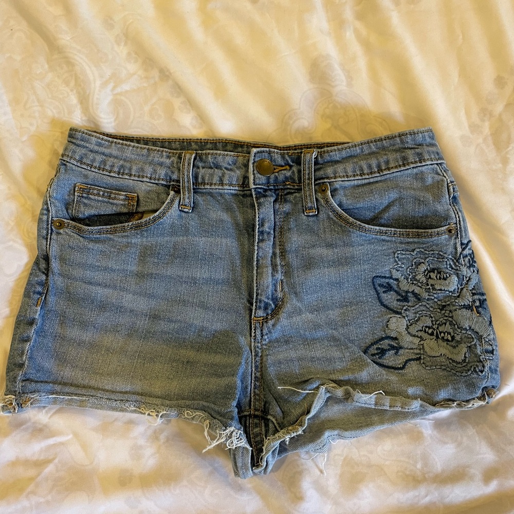 Universal thread Jean shorts with flower embroidery size 4